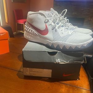 Kyrie Sneaker
